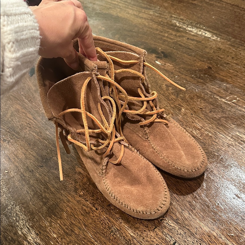 Exclusive! Minnetonka Women's Brown Suede Moccasins